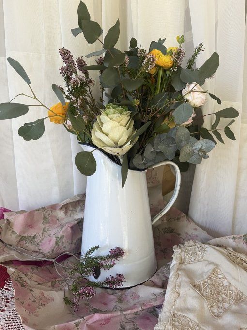 Grand broc ancien émaillé – Blanc et Bord Bleu – Décoration Campagne Chic