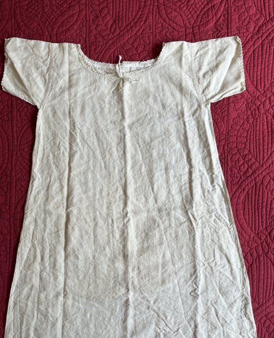 Chemise de nuit ancienne en métis, col festonné, monogramme FC, Neuve. 