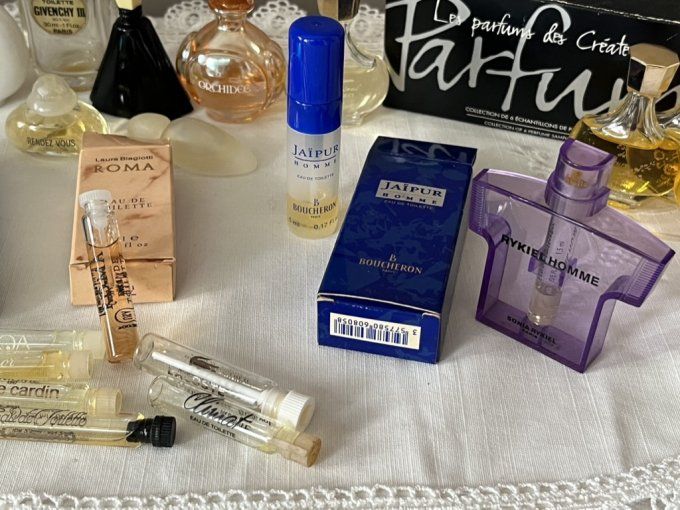 Lot de miniatures de parfum anciennes flacons coffrets et échantillons Collection