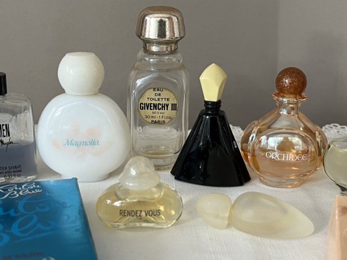 Lot de miniatures de parfum anciennes flacons coffrets et échantillons Collection
