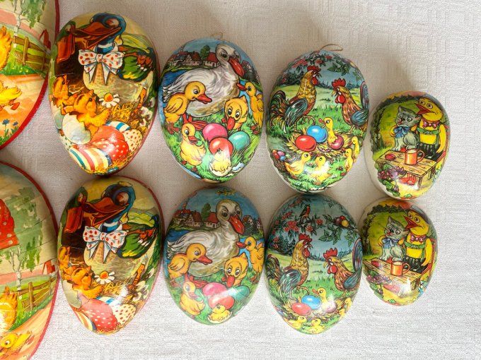 6 Anciens oeufs de Pâques en papier maché, joliments décorés