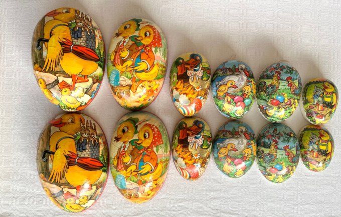 6 Anciens oeufs de Pâques en papier maché, joliments décorés