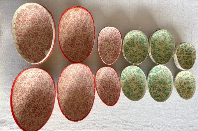 6 Anciens oeufs de Pâques en papier maché, joliments décorés