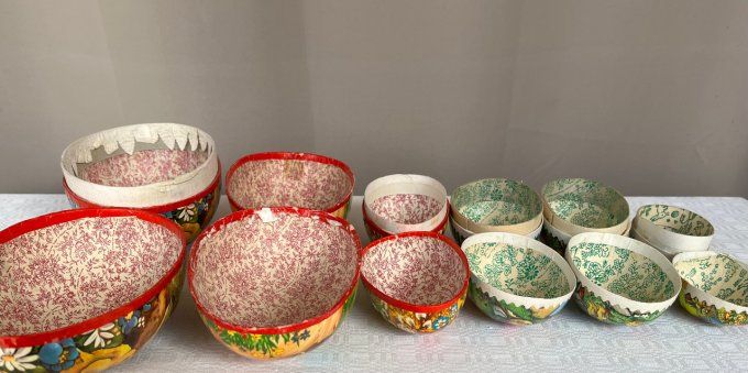 6 Anciens oeufs de Pâques en papier maché, joliments décorés
