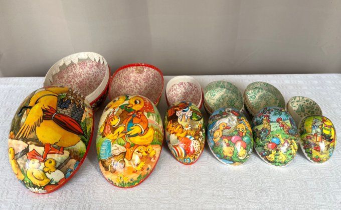 6 Anciens oeufs de Pâques en papier maché, joliments décorés