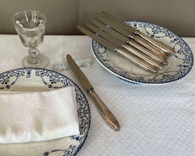6 Couteaux de table en métal argenté, poinçons Félix frères