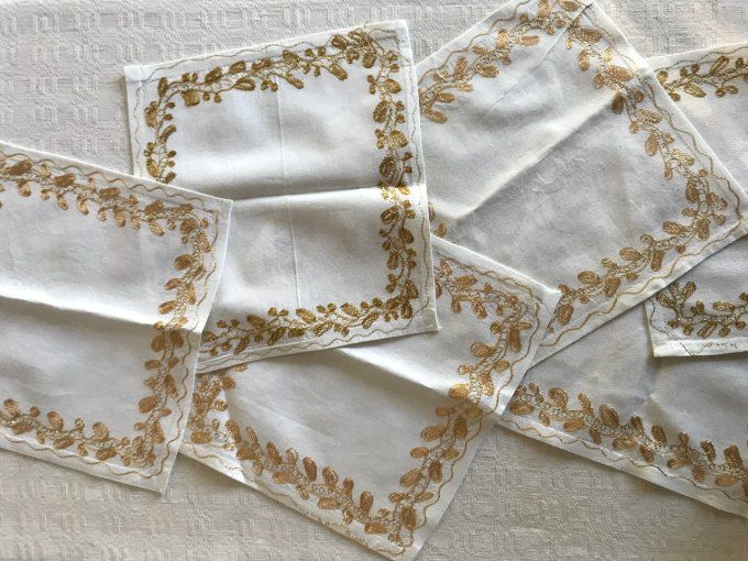 6 petites serviettes de table blanches à broderies dorées