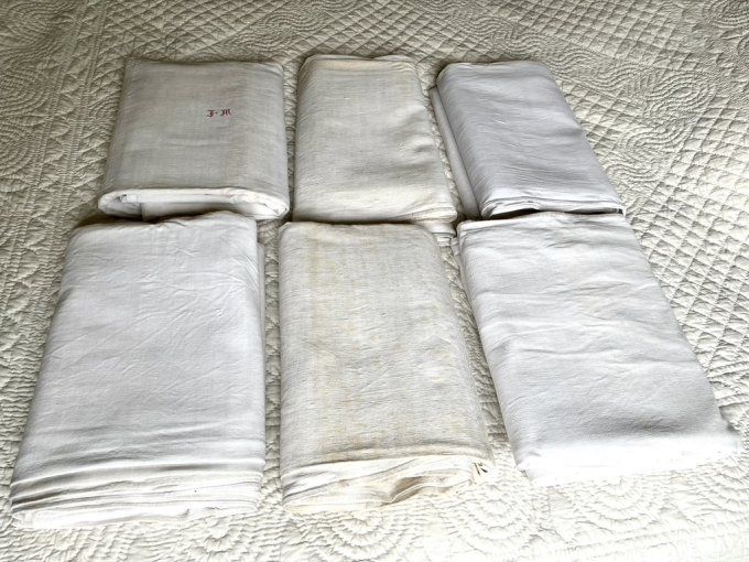 Draps anciens en métis, sortis d'une armoire, à laver