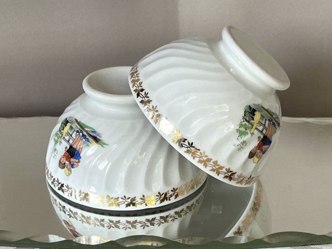 2 Petits bols anciens en porcelaine décor enfants, style Germaine Bouret, début XXe siècle