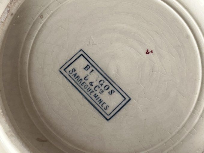 Ancien pot de chambre en faïence de Sarreguemines,  modèle Burgos.
