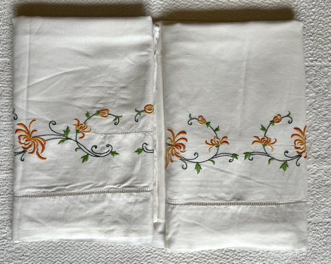 Ancien grand drap en coton, initiales MR, guirlande de fleurs brodée 