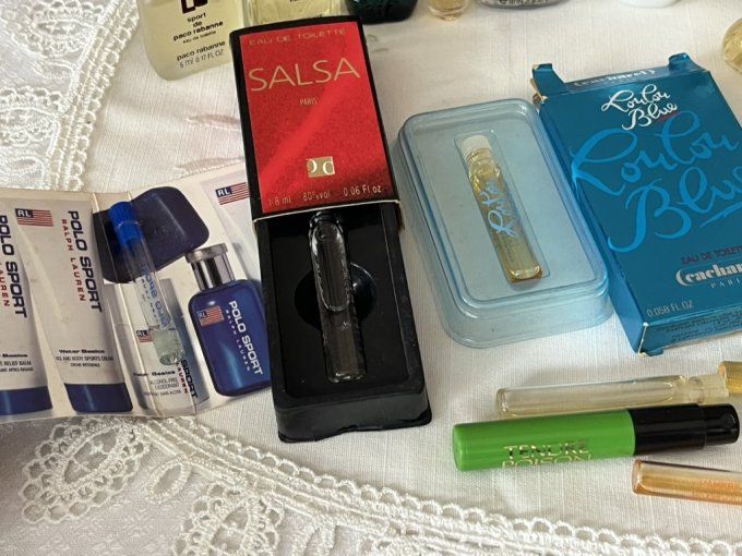 Lot de miniatures de parfum anciennes flacons coffrets et échantillons Collection