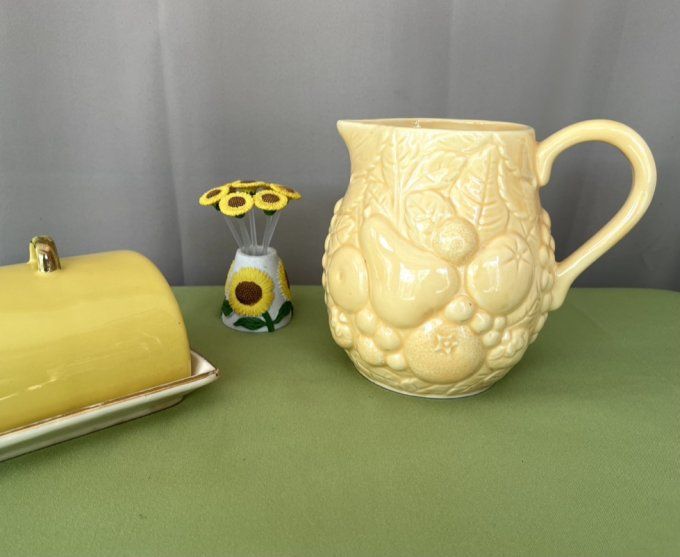 Pichet en barbotine Vintage 'What’s Vincent Cadeaux' – Charme Rétro et Décoration Naturelle