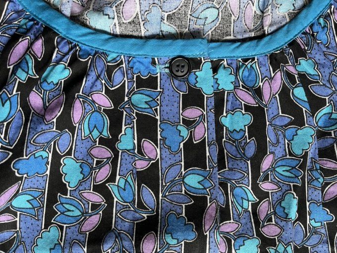 Tablier vintage neuf, Blouse à fleurs bleues