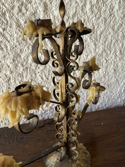 Grand chandelier en fer forgé, plein de charme ! 