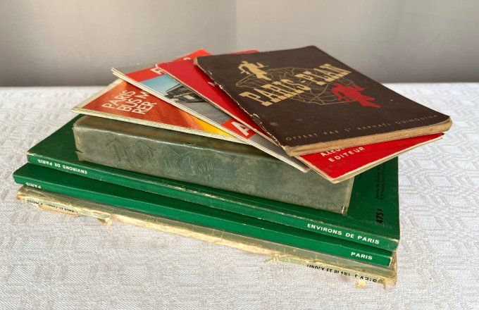 8 anciens plans, cartes et guides de Paris