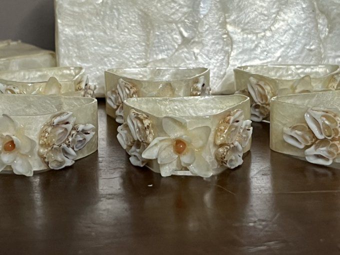 8 ronds de serviette en véritable nacre et coquillages dans leur boite, vintage
