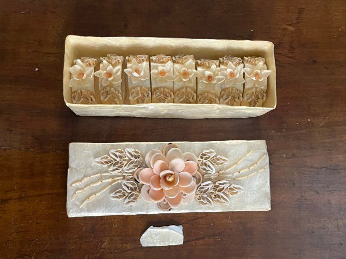 8 ronds de serviette en véritable nacre et coquillages dans leur boite, vintage