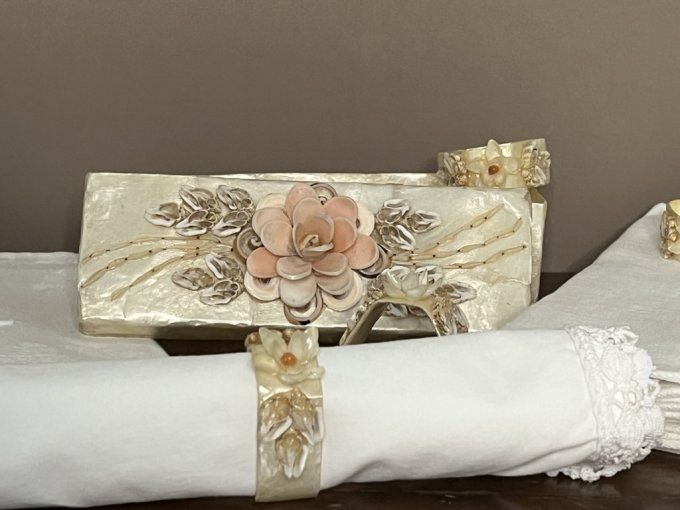 8 ronds de serviette en véritable nacre et coquillages dans leur boite, vintage