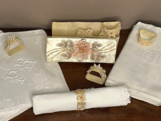 8 ronds de serviette en véritable nacre et coquillages dans leur boite, vintage