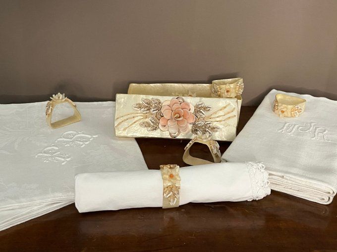 8 ronds de serviette en véritable nacre et coquillages dans leur boite, vintage