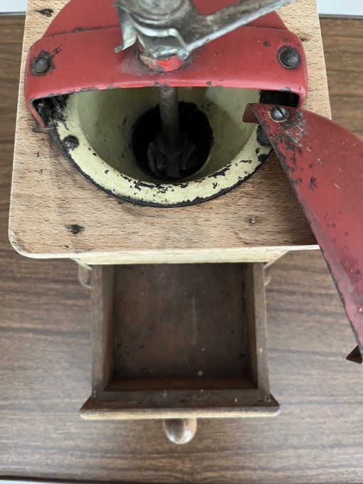 Ancien moulin à café Japy à manivelle, capot en métal rouge