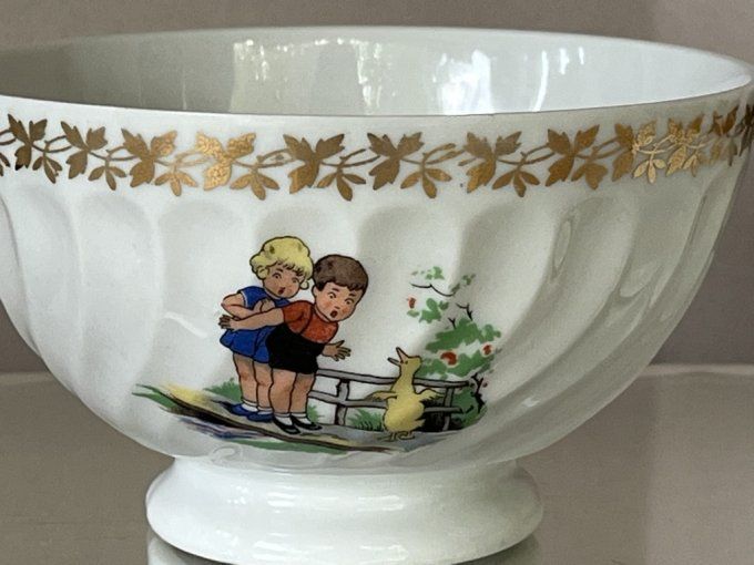 2 Petits bols anciens en porcelaine décor enfants, style Germaine Bouret, début XXe siècle