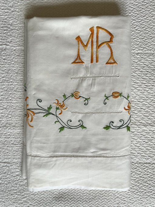 Ancien grand drap en coton, initiales MR, guirlande de fleurs brodée 