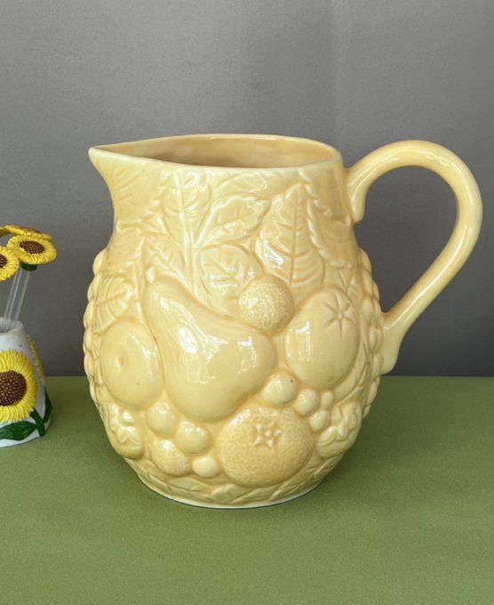 Pichet en barbotine Vintage 'What’s Vincent Cadeaux' – Charme Rétro et Décoration Naturelle