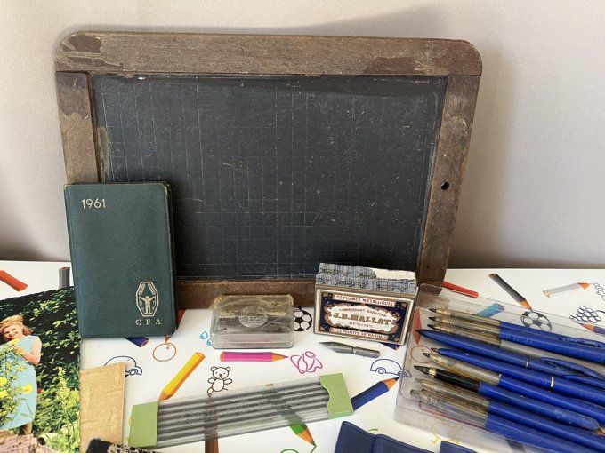 Lot d'accessoires d'école vintage avec ardoise, cahiers et fournitures