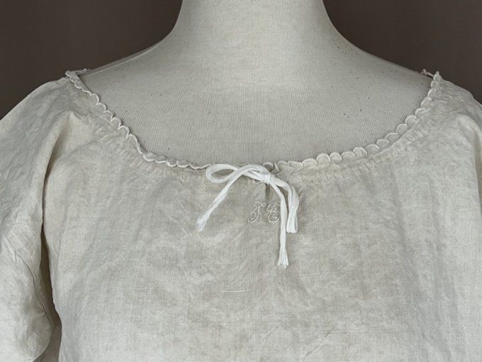 Chemise de nuit ancienne en métis, col festonné, monogramme FC, Neuve. 