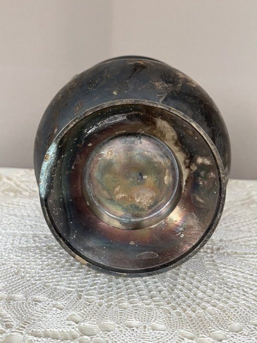 Ancien seau à glace ou à pot-pourri en métal argenté au décor de vigne.