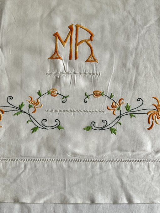 Ancien grand drap en coton, initiales MR, guirlande de fleurs brodée 