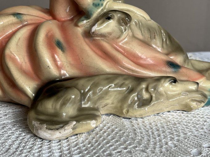Ancienne statuette en plâtre, femme avec chiens, Art déco  