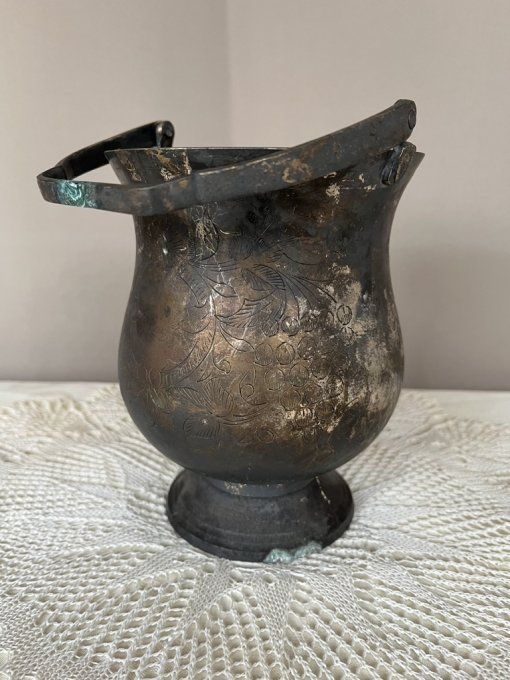 Ancien seau à glace ou à pot-pourri en métal argenté au décor de vigne.