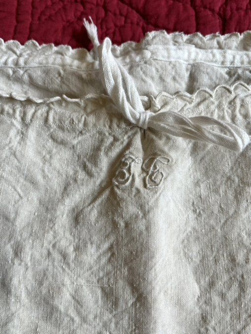 Chemise de nuit ancienne en métis, col festonné, monogramme FC, Neuve. 