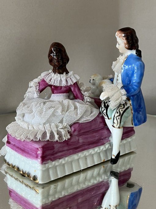 Céramique décorative, Figurines Vintage "Couple et leur Chien sur Banc"