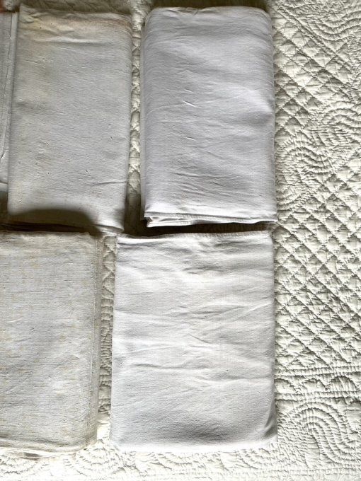 Draps anciens en métis, sortis d'une armoire, à laver