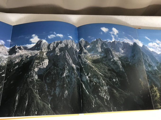 Livre en italien et en anglais, "Dolomiti, Cattedrali di roccia"  Massif de montagnes en Italie