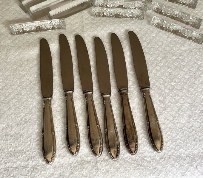 6 Couteaux de table en métal argenté, poinçons Félix frères 