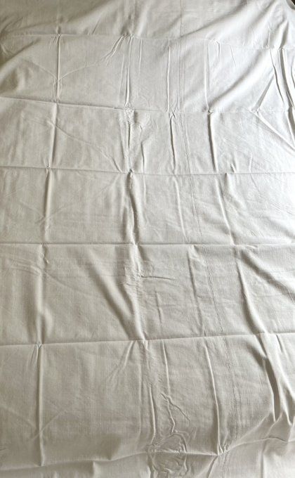 Draps anciens en métis, sortis d'une armoire, à laver