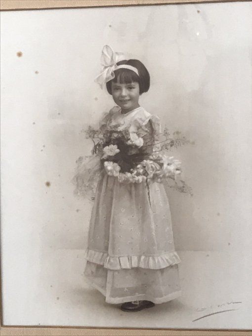 Ancienne photo d'une petite fille encadrée 