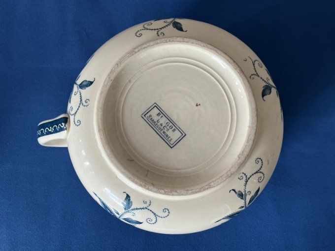 Ancien pot de chambre en faïence de Sarreguemines,  modèle Burgos.