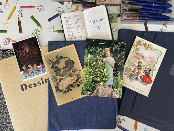 Lot d'accessoires d'école vintage avec ardoise, cahiers et fournitures