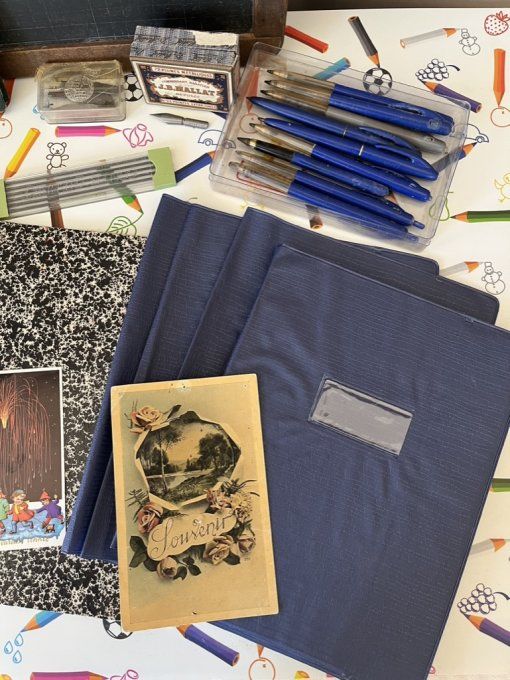 Lot d'accessoires d'école vintage avec ardoise, cahiers et fournitures