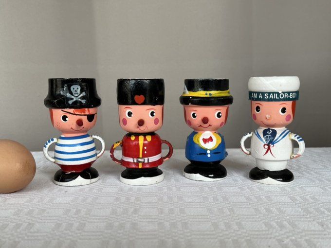 Coquetiers amusants en bois, 4 personnages peint à la main