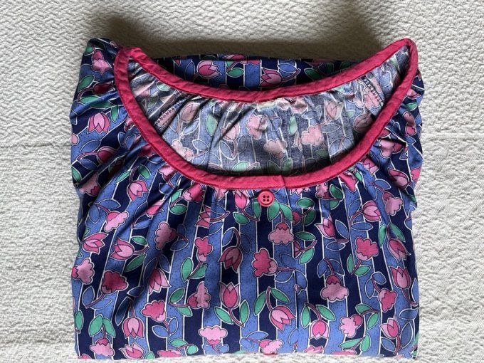 Adorable robe tablier ! Blouse à fleurs tons rose, Neuve