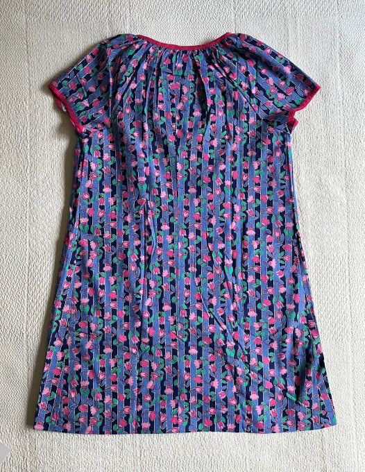 Adorable robe tablier ! Blouse à fleurs tons rose, Neuve