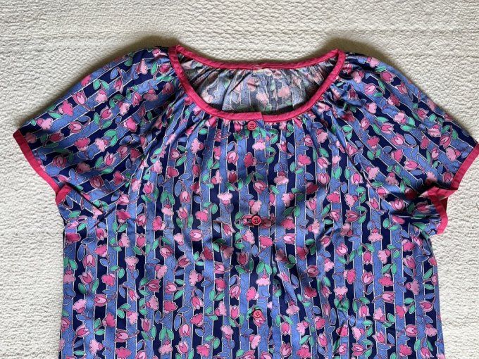 Adorable robe tablier ! Blouse à fleurs tons rose, Neuve