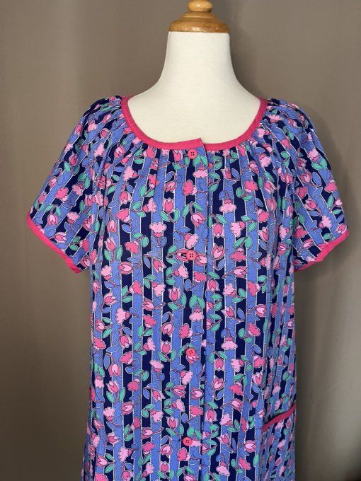 Adorable robe tablier ! Blouse à fleurs tons rose, Neuve